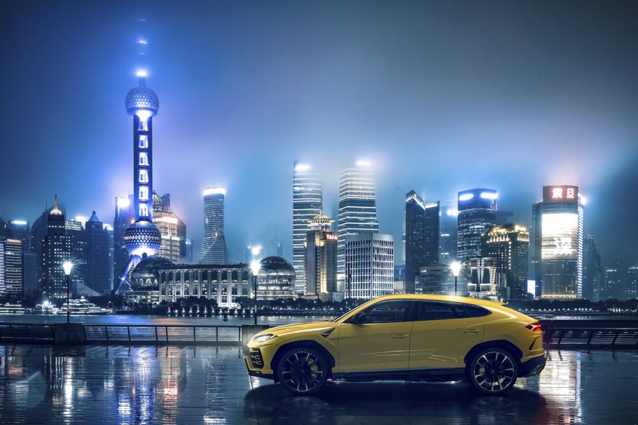 Il super SUV della Lamborghini, l&#39;Urus, ha gi fatto il giro del mondo per farsi conoscere. Il Tour  durato 4 mesi e ha compreso  114 citt del mondo con eventi di presentazione presso location esclusive o presso le concessionarie Lamborghini. In totale sono stati coinvolte circa 8500 persone tra clienti, vip, media e appassionati. Eccolo a Shanghai